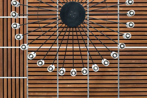 Die Unterdecke aus Holzlamellen und die großen „Leuchten-Räder“ von 1971 blieben erhalten. <br />
