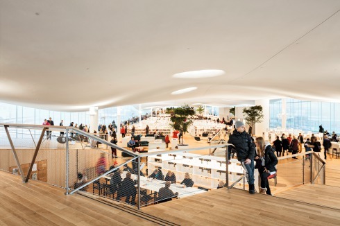 Im Bücherhimmel kann man auch anderen Interessen als dem Lesen nachgehen: Kinder zweckentfremden die Rampen als Rutschen, und der Ausblick lohnt den Ausflug aufs Oberdeck. <br />
