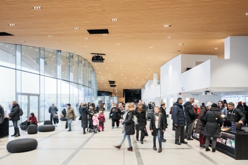 Im Foyer können sich Besucher über die Bibliothek, die Stadt und die EU informieren. Spielflächen, Cafés und Veranstaltungsräume machen den Ort zu einem attraktiven Indoor-Stadtplatz.<br />