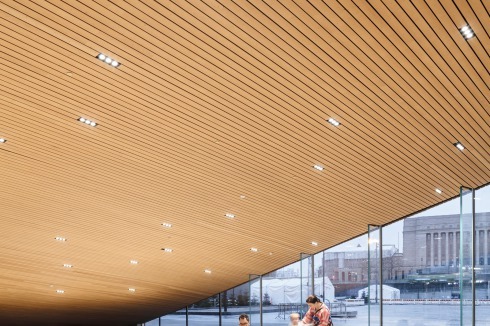 Aus dem Foyer fällt der Blickauf das finnische Parlament<span class="OffWhite">.</span><br />