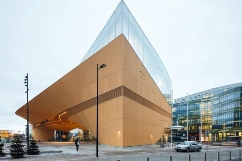 Die Bibliothek „Oodi“ liegt zwischen Helsinkis Hauptbahnhof und einem Platz, der als Kulturforum der Stadt gelten kann, dem „Kansalaistori“. Über dem Haupteingang kragt ein Balkon aus, der als „Terrasse des Volkes“ dem Regierungsbau Paroli bietet.<br />