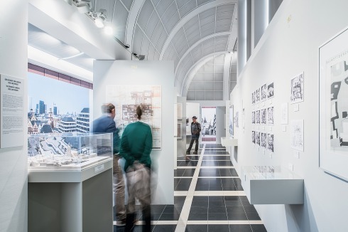 Baugeschichte im Rückwärtsgang: Der Blick ins Ausstellungskapitel „1963–1974“ mit dem Wettbewerb, aus dem schließlich der Bau des Technischen Rathauses hervorging...<br />