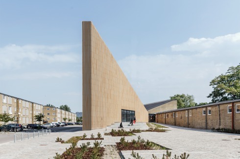 Mit der Schwimmhalle formt sie eine neue, zeichenhafte Dachlandschaft.<br />