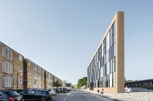An der Straße Skolesiden bildet die Bücherei eine setzkastenartige Fassade aus, die das Geschehen im Inneren sichtbar macht.<span class="OffWhite"></span><br />