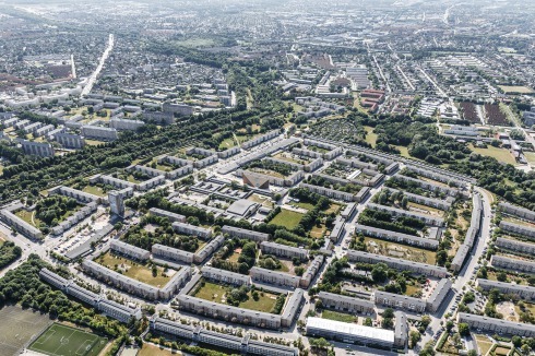 Die Siedlung Tingbjerg <span class="OffWhite">liegt als kleiner Satellit eingebettet in Grünflächen nordwestlich des Stadtzentrums von Kopenhagen. In der Bildmitte die neue Bibliothek</span><br />