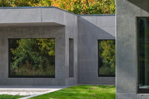 Infraleichtbeton verlangt Behutsamkeit: Die Ausarbeitung der Fensterdetails verleiht dem Baukörper Feinschliff.<br />