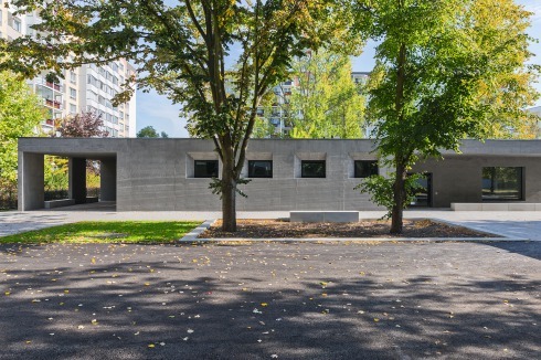 Die teils unregelmäßige Oberfläche des in Vlies geschalten Betons trägt, den Architekten zufolge, zur Lebendigkeit und „Wärme“ des Materials bei.<br />