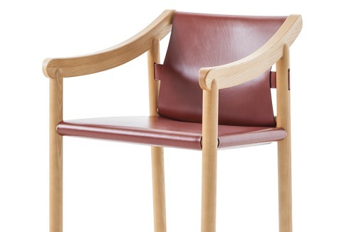 Die Neuauflage des Stuhls 905 von Vico Magistretti ist mir rot, braun, beige und schwarzem Leder erhältlich.<br />