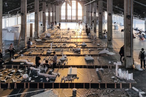 In der J1 Halle, direkt am Hafen von Marseille, entstand das Stadtmodell für die Studie von MVRDV und The Why Factory zur Manifesta 13. <br />
