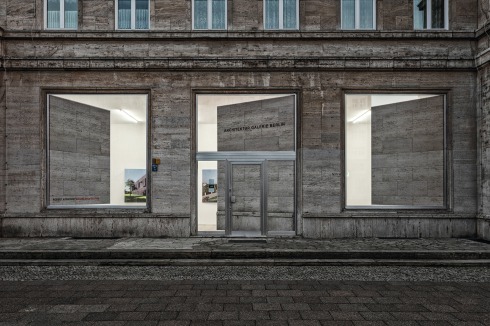 Waren die schon immer da, die steinernen Klappläden am Haus Karl-Marx-Allee 96?<br />