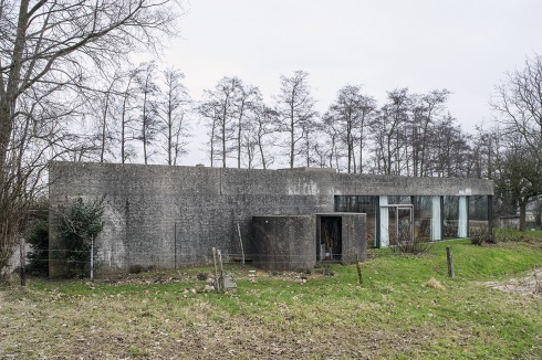 Bei diesem Projekt gab der kaum landschaftliche Formen vor und so verlegte der Architekt sich darauf, ...<br />