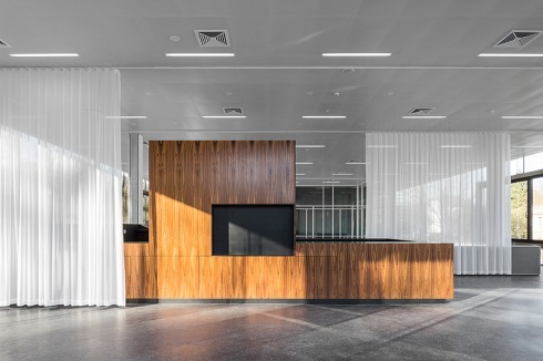 Restaurant im 1. Obergeschoss. Der Schnitt zeigt die Treppenanlage im Neubau, die Treppe in den Altbau und den unterirdischen Gang mit der Piroge.<br />
