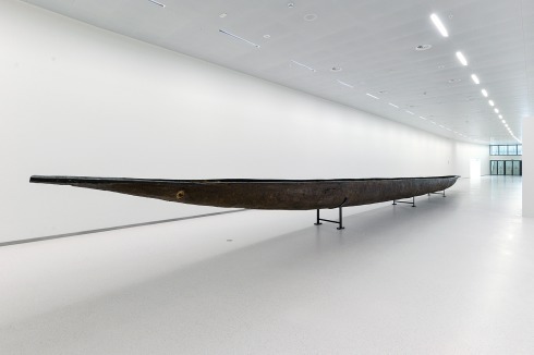 Die 22,5 Meter lange und 3,5 Tonnen schwere Piroge ist das einzige Ausstellungsstück im 100 Meter langen Gang zum Altbau.<br />