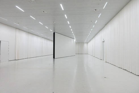 Seitlich des Gangs befindet sich der unterteilbare Saal für Wechselausstellungen.<br />