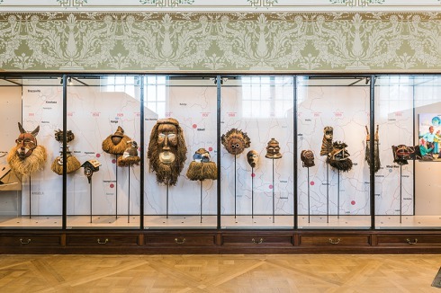 Die Ausstellungssäle wurden nur zum Teil mit Vitrinen und Ausstellungsplattformen neu gestaltet.<br />