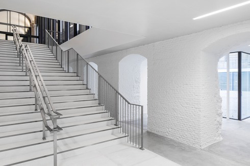 Treppe hinauf in den Umgang des Altbaus.<br />