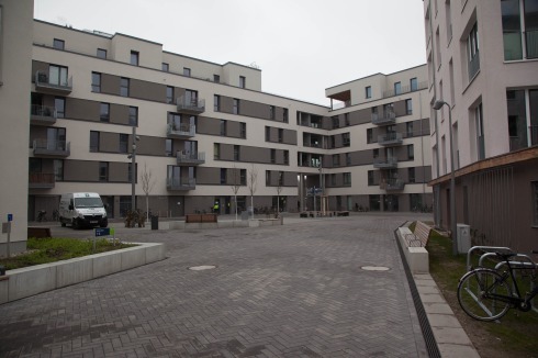 ... im Inneren bildet das Gebäudeensemble eine Art Marktplatz aus.<br />
