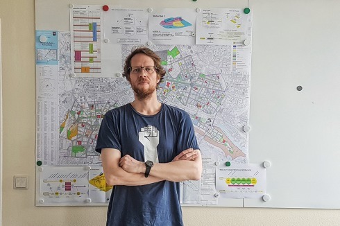 <strong>Florian Schmidt</strong> ist Soziologe und seit 2016 Bezirksstadtrat (Bündnis 90/Grüne) für den Berliner Bezirk Friedrichshain-Kreuzberg.<br />