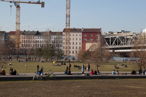 Die rund 31 Hektar große Parkfläche befindet sich auf den ehemaligen Bahnbrachen des Anhalter und des Potsdamer Güterbahnhofs.<br />