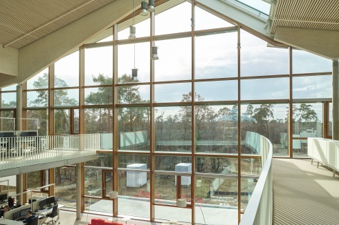 Die transparente Stirnseite und das Oberlichtband sorgen für einen lichtdurchfluteten Raum. Durch letzteres gelangt Nordlicht in das Gebäude.<br />