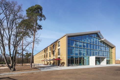 Auf dem ehemaligen Kasernengelände befindet sich neben der Zentrale ein Waldorfkindergarten, ein vegetarisches Bio-Restaurant und diverse Lehrgärten.<br />