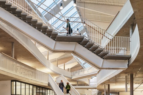 Die schalldämmende Holzlamellendecke überspannt den Allraum. Die Arbeitsbereiche werden über offene Treppen und Brücken miteinander verbunden.<br />