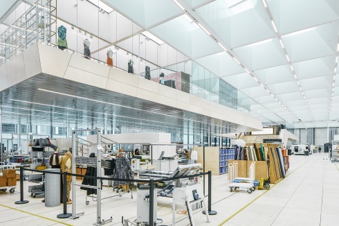 Die Halle der Manufaktur, oben: die gläsernen Kundenräume.<br />