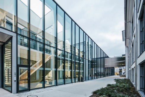 Die Fassade und Längsseite der Halle. Die Manufaktur wird über eine Brücke erschlossen.<br />