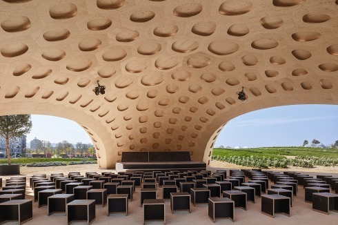 Der Pavillon wurde am 17. April mit einem Konzert eröffnet.<br />