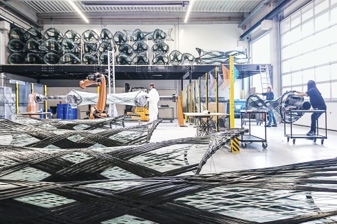 Fertigung der Tragelemen­te in der Produktionshalle der neu gegründeten FibR GmbH.<br />