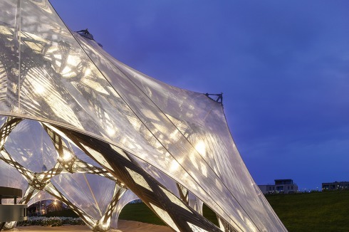  LEDs bringen die Glasfasern bei Dunkelheit zum Leuchten.<br />