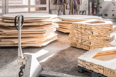... sich die Platten angereicht, Klebstoff aufgetragen, Dübel eingeschossen, die Keilzinken gefräst.<br />