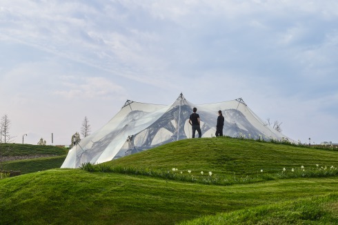 Die Sommerinsel der Buga bildet die kongeniale Bühne für die Pavillons: Auch die Wellenlandschaft ist digital entworfen (LOMA Landschaftsarchitekten) ...<br />