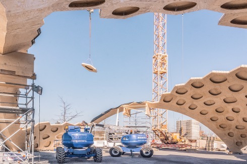 ... ließen sich die Kassetten auf der Baustelle ohne Gerüst oder dergleichen Hilfsmit­-tel zusammensetzen.<br />
