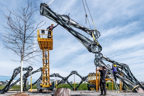 Der Aufbau der vormontierten Tragelemente auf der Baustelle wurde durch ihr geringes Gewicht unglaublich vereinfacht.<br />