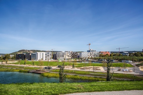 Blick über Karlssee, Sommerinsel und Stadtsee zur Stadtausstellung. Bis 2030 sollen die Flächen rund um den Stadtsee dicht bebaut werden.<br />