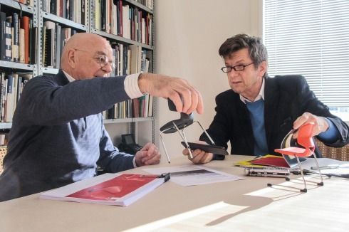 Thomas Müller zu Besuch in der Bauwelt-Redaktion mit zwei der neuen Schulstühle von Jean Nouvel in Minia­turformat. Rechts im Bild: Sebastian Redecke.<br />