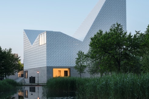Die Kirche soll einen kleinen Park, ein Wohngebiet, das Bürgerhaus und den geplanten Rathausstandort zur neuen Ortsmitte von Poing verbinden.<br />