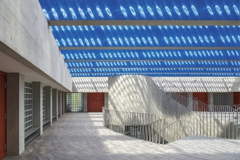 Das International Klein Blue, in den 50ern von Yves Klein und Edouard Adam gemixt, leuchtet auch heute gut.<br />