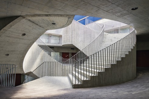 ... und der massi­ven Doppelhelix der Treppe im Atrium geprägt.<br />