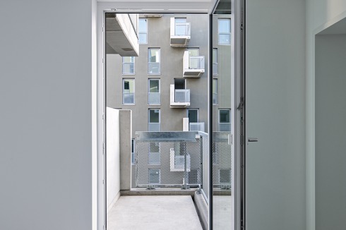 In diesem Fall schlagen die Architekten eine feste Seite vor, die räumlichen Schutz bietet und mit Markissen, Schirmen und Rankgerüst nach Belieben bespielt werden kann.<br />