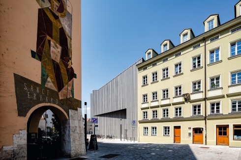 Im Süden schließt der Mu­seumsbau den Blockrand. Die auf dem Grundstück einst stehenden Häuser fielen Straßenplanungen der 1960er Jahre zum Opfer.<br />
