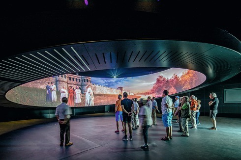 Einen virtu­ellen Trip durch die Bayerische Vorgeschichte bietet das 360-Grad-Panorama.<br />