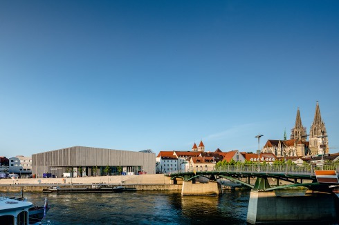 Das Museum prägt heute die Regensburger Südseite der Donau.<br />