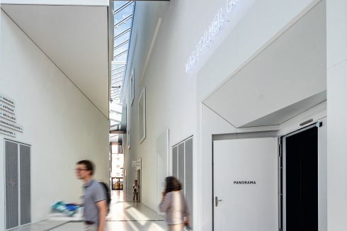 Das Foyer soll mit Verbindungen zwischen Altstadt, der Donau und dem Donaumarkt vor der Bavariathek auch als städtischer Durchgangsraum fungieren. An dieser Stelle befand sich bis in die Nachkriegszeit der Hunnenplatz.<br />