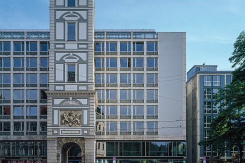 Zwei bekannte Bauten von Sep Ruf: der Turm der Maxburg ... <br />