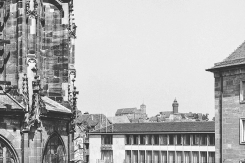 Aufnahme kurz nach Fertigstellung des Baus mit der Apsis der Lorenzkirche.<br />
