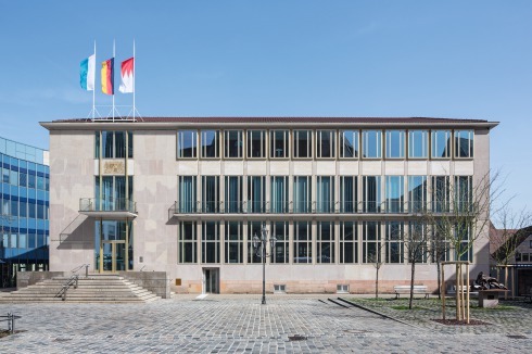 Blick über den Lorenzer Platz auf die Südseite des Gebäudes, das zuvor Hauptsitz der VR-Bank Nürnberg war.