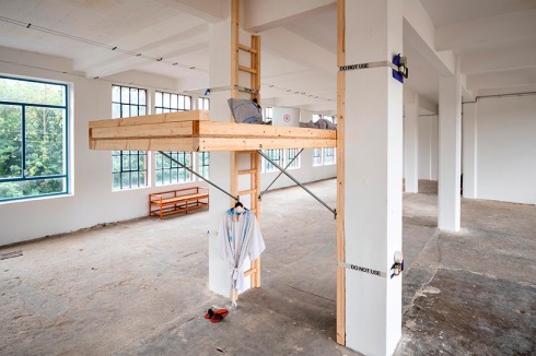 ... steht ein Schlafplatz direkt in der Ausstellung zur Verfügung.<br />