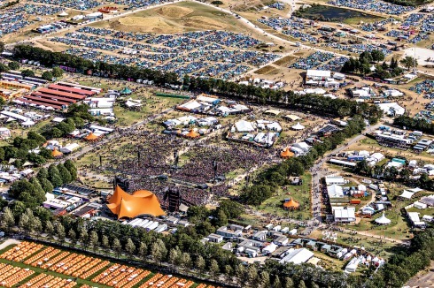 <strong>Roskilde Festival</strong> Die Orange Stage kaufte das Roskilde Festival 1978 den Rolling Stones ab. Die aktuelle Version stammt aus dem Jahr 2001 und misst 67 m x 43 m x 20 m.<br />